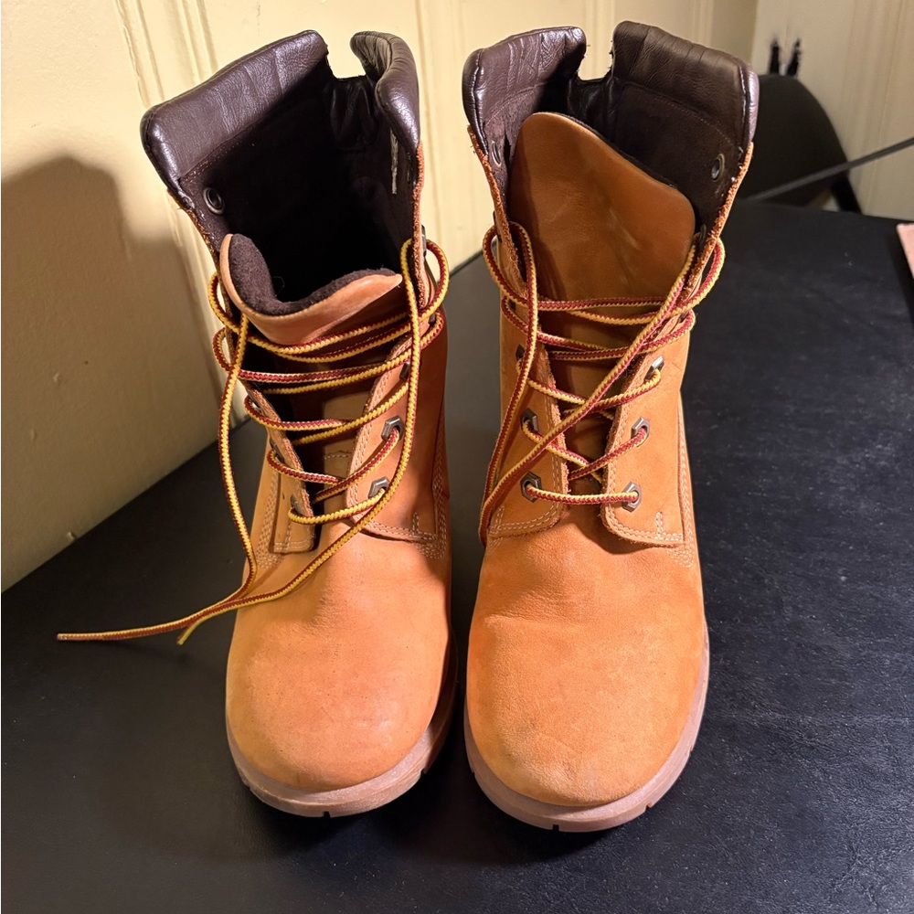 Size 6/7 ladies Timberland boots with heel